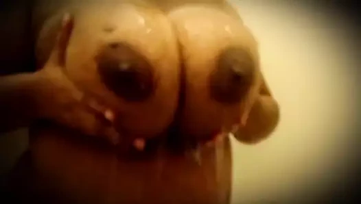 Büyük yumuşak zıplayan siyah titties