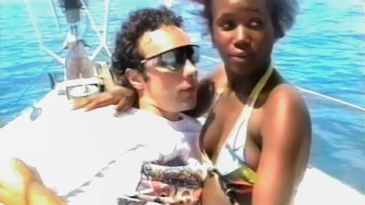 sahilde kurtarılan Afrikalı genç onu kedi ile kamu plajda açık havada raylı almak memnuniyetle öder