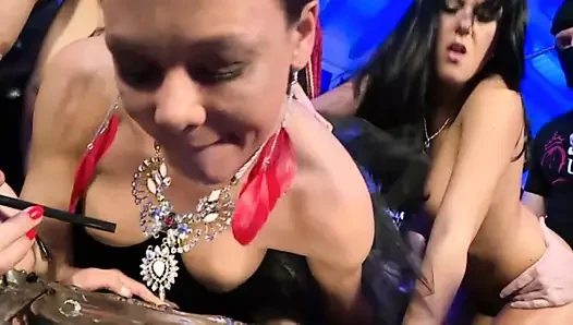 Yutma seven genç sürtükler için porno festivalinde çılgın grup seks