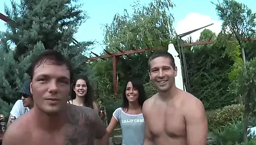 Havuz partisi emme, üçlü sikiş ve grup sikişi ile dolu