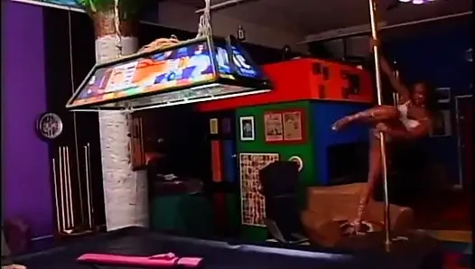 Şişman götlü siyah güzellik aygırın sikini emiyor ve sonra bilardo masasında sikiliyor