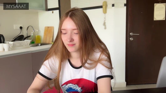 Üvey kız kardeş satrançta kayboldu ve amına iki kez boşalıyor