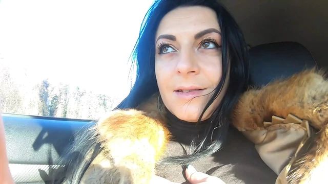 Aldatan evli kadın kocasının arkadaşıyla kürk manto alışverişe gidiyor. Açık havada onun yarağını emecek 221