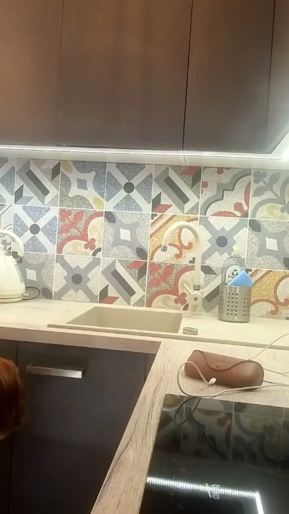 Sıcak minyon gerçek üniversite kızı, ekose okul üniforması mini etekle mutfakta bacaklarını ve pamuklu külotunu sergiliyor | Klip 1