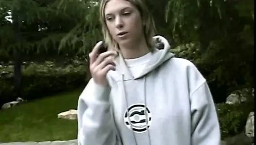 Azgın sarışın virajlı seksi civciv üzerinde ve onu arkadan bir yapay penis ile sikikleri