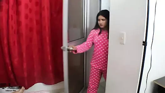 Azgın üvey erkek kardeşimle mastürbasyon yaparken izleyerek bir anlaşmaya ulaştım - tam hikaye