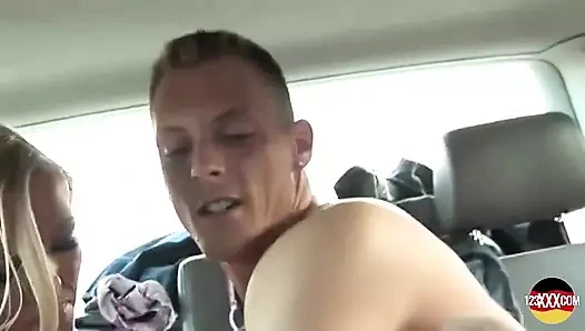 Almanya'dan büyük memeli sarışın sürtük arka koltukta sekse bayılıyor