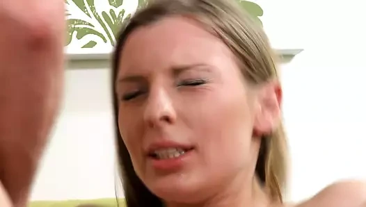 Sie laesst sich von Freunden des Vaters hart anal ficken