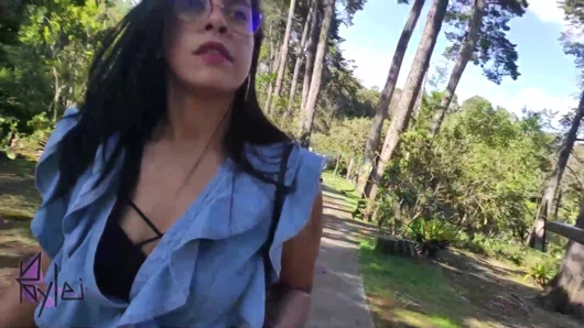 Parkta bir adamla tanıştım ve sonunda onu ormanda emdi ve becerdi!