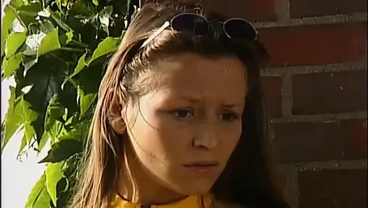 Sarışın azgın sert büyük yarakla tamirci tarafından sert sikiliyor