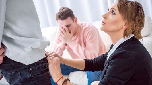 Tutor4k. adam üvey annesini becermesini izlemek için arkadaş istedi