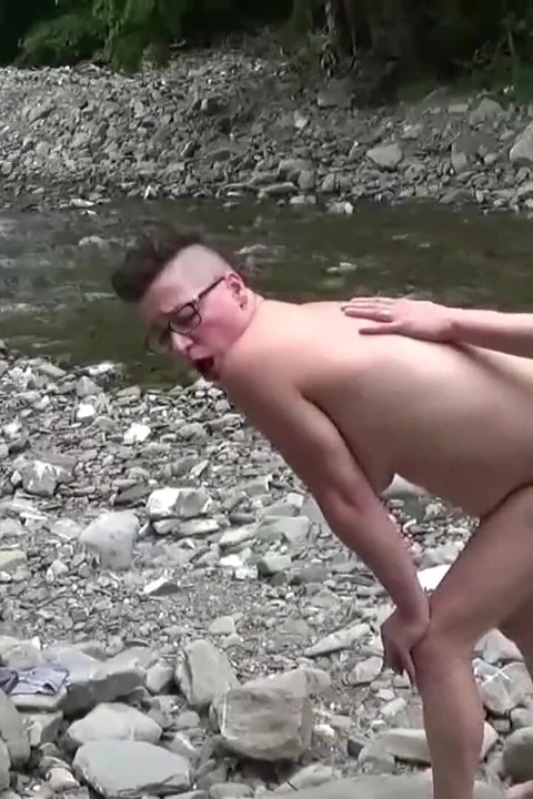 Отличный трах на реке с итальянской милфой