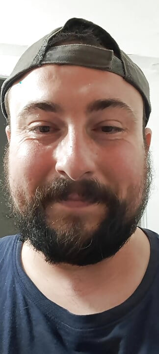 Büyük yaraklı sakallı adam tuvalete işiyor