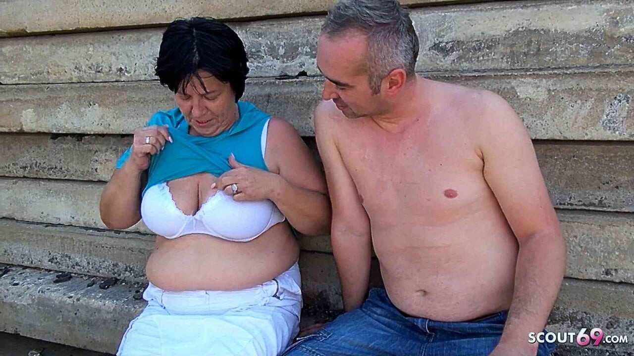 Sarkık memeli aptal yaşlı ve çirkin nine genç yabancıyla herkesin içinde seks yapıyor