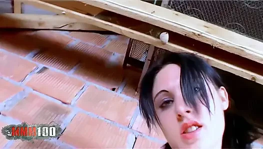 Darla: Genç gotik esmer çok seksi ve heyecan verici bir striptiz yapıyor