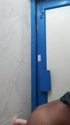 Oğlan olduğunu kahrolası ile yapay penis içinde banyo