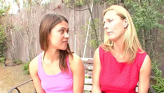 Lezbiyen orta yaşlı seksi kadın sevimli bir genç kızı baştan çıkarıyor ve amcık yalama zevkini keşfetmesini sağlıyor