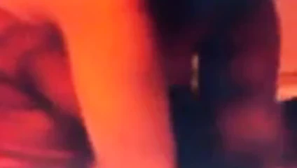 kırmızı bask ve cesaret dolu külot içinde karıcık