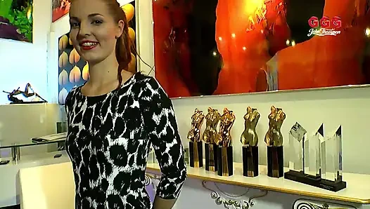 Büyük yaraklar ateşli genç kız Ggg John Thompson'ı grup seks yapıyor