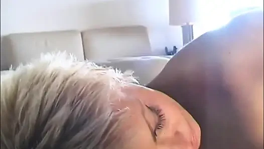 Sarışın orta yaşlı seksi kadın herkesin içinde ıslak bir yarak alıyor