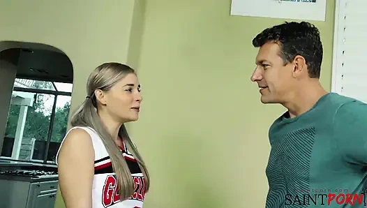 Nikki Amigo Üniformasıyla Yalanıyor Ve Sikiliyor