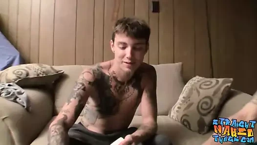 Dövmeli düz adamlar striptiz pokerinden sonra sert çekişmeler