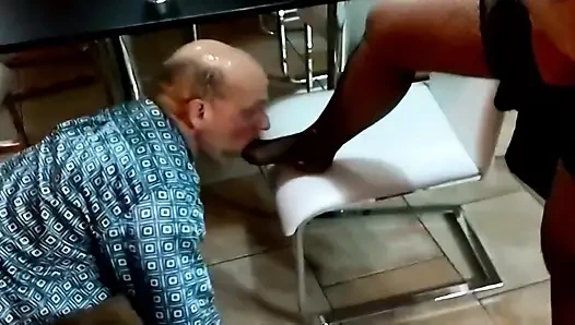 Büyük memeli Fransız sarışın genç erkek avcısı sert sikiliyor