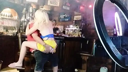 Sıkılmış ve görmezden gelinmiş. Barda kapatma zamanı.