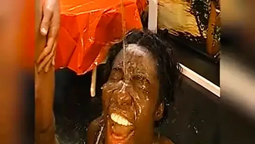 Ağzına Sert Sidik Ve Yutma - Pis Alman Sürtük Doğrudan Kaynaktan Ateşli Sidik Içiyor