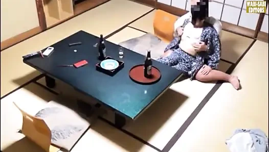 Özel bir oda seansında yakalanan bir kaplıca görevlisinin saatler sonra baştan çıkarılması -sahne.1