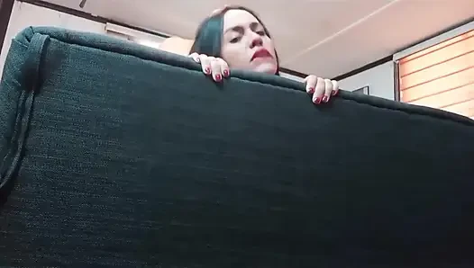 Kanepede sert domaltarak sikişiyor
