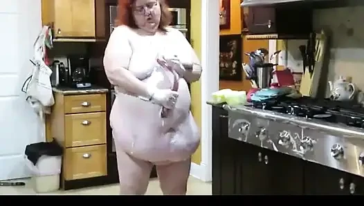 İstenilen video büyük şişman anne orta yaşlı seksi kadın onunla edepsizce konuşurken mutfağı süngeriyle temiziyor