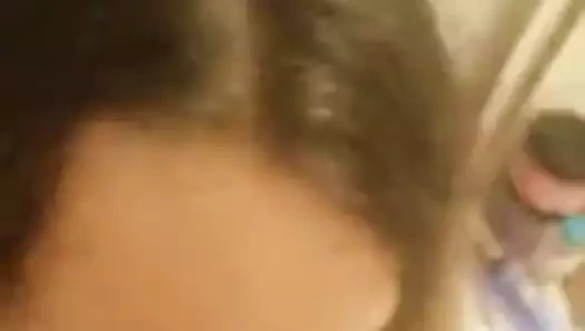 Derin boğaz öğürme becerileri içinde the banyo