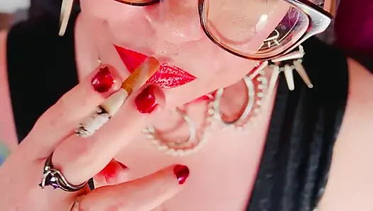 Gözlüklü gotik kız senin için sigara içiyor - Tina Snua sallayarak sigara içiyor omi ome sürükleniyor snap inhales