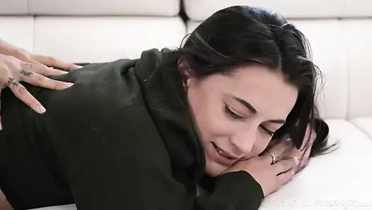All girl massage - 2 seksi lezbiyen arkadaş ıslak amcıklarıyla birbirlerinin yüzlerini sikiyor