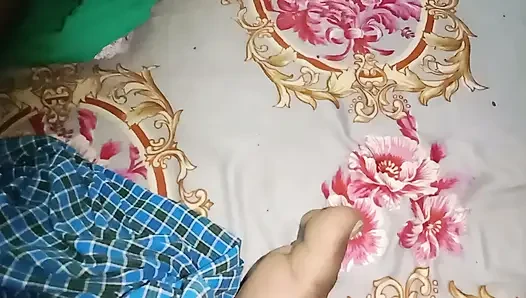 Hintli ulusal teyze arkadaşının karısının amını yalıyor
