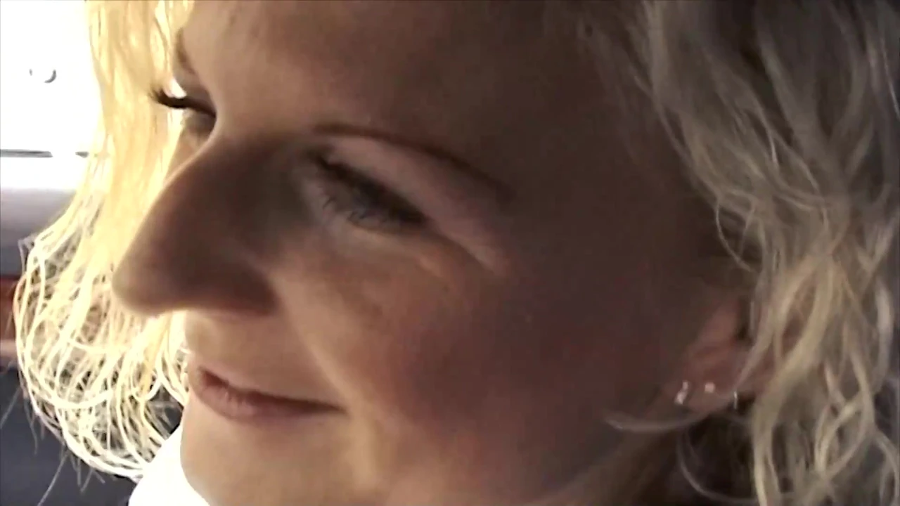 एक बूढ़ी जर्मन महिला कार के पीछे लंड की सवारी करना जानती है