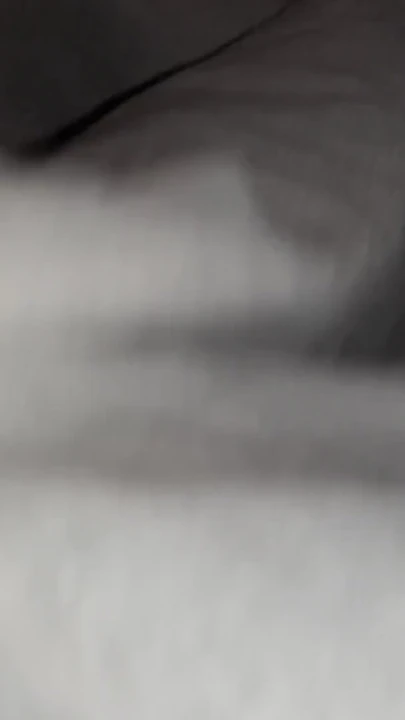 Kız arkadaşım sınavına çalışırken, komşumuz battaniyenin altında amcığımla oynuyor | Klip 1