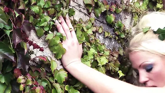 Cindy Behr büyülü bahçede erkekleri açık havada yatağına sokmayı seven göz alıcı bir peri