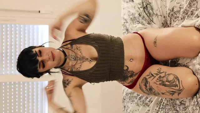 Büyük memeli gotik kız takıntılı eski sevgilisinden daha fazla dikkat dağıtıcı arıyor