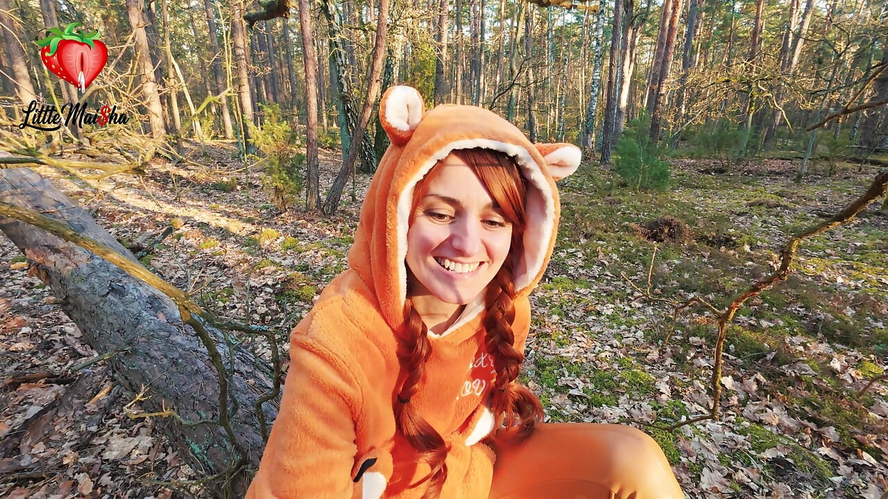 Ormanda tesadüfen tanıştığım sıska, tatlı bir kızıl saçlı taşaklarımı ve yarağımı sağdı. Bu süreçte göt deliğimi de yaladı.