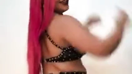 Sallanan şişman siyah göt