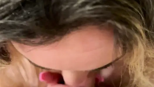 Uzun pembe tırnaklı oral seks, ağzıma boşalıyor