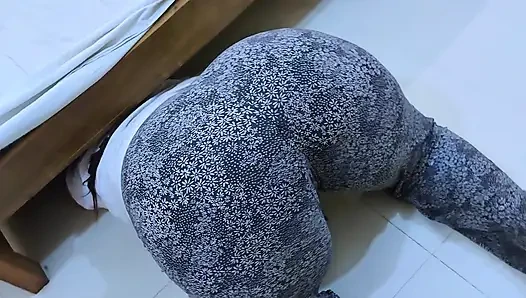 Götü çok büyük olduğu için yatağın altına sıkıştı şimdi video izleyicilerinden anal sikiş istiyor