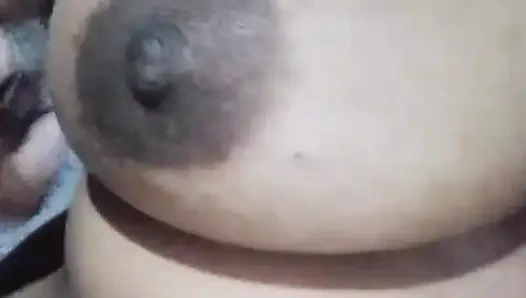 Bangladeşli kız vücudunu ve amcığını gösteriyor