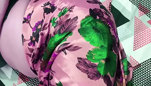 Büyük memeli ateşli ve seksi Hintli ev hanımı