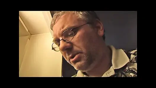 Genç amatör ev hanımı olgun bir yarakla büyük memelerini sikiyor ve dölleniyor