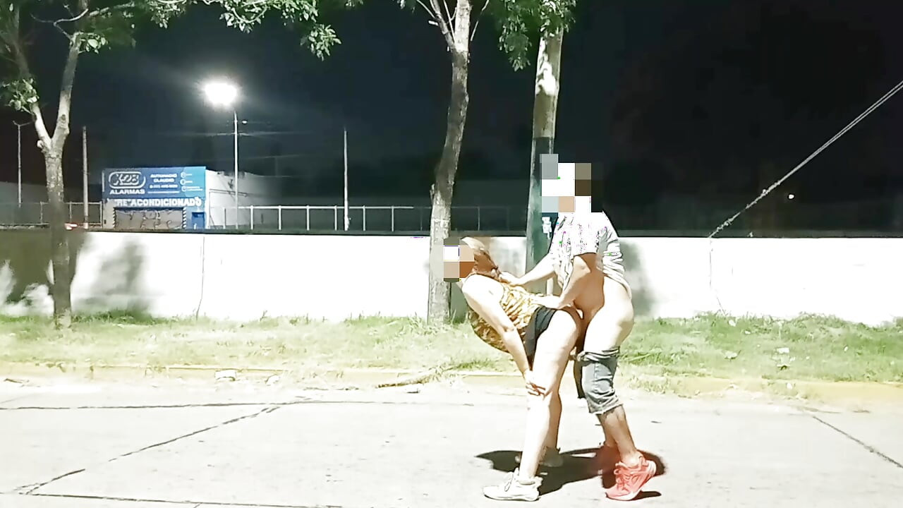 Kız sokakta külotsuz spermle vajinasını gösteriyor