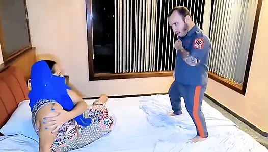 Hintli Kız Cüce Pitoco Ile Sikişiyor