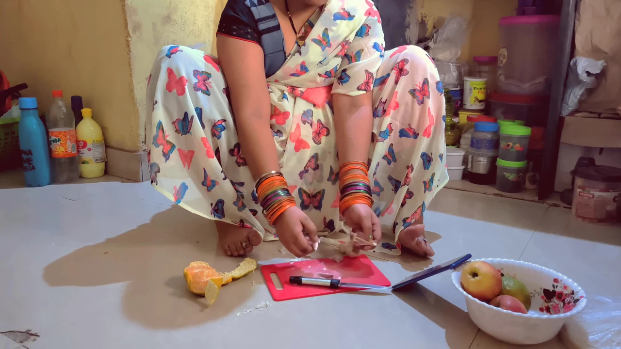 सौतेली माँ को गोवा ट्रिप के बहाने मूड में छोड़ दो